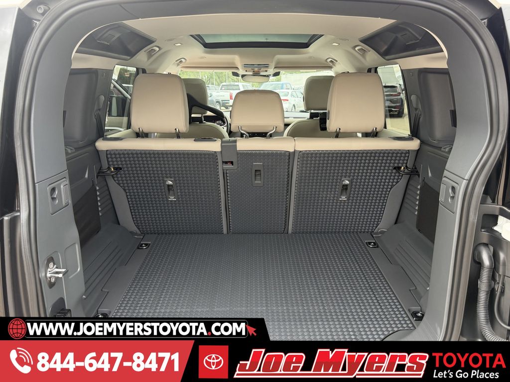 Used 2024 Fuji White Land Rover S image 30