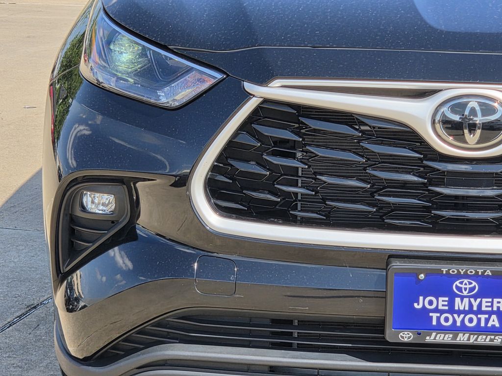 Used 2025 Midnight Black Metallic Toyota XLE image 5