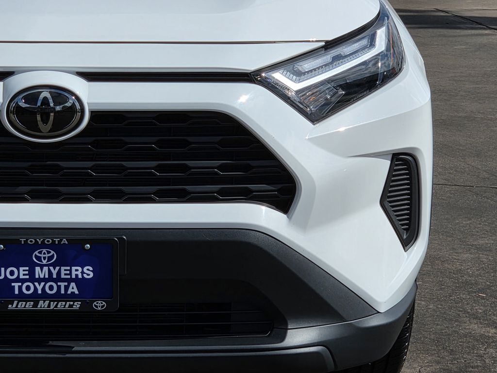 Used 2025 Ice Toyota XLE image 4