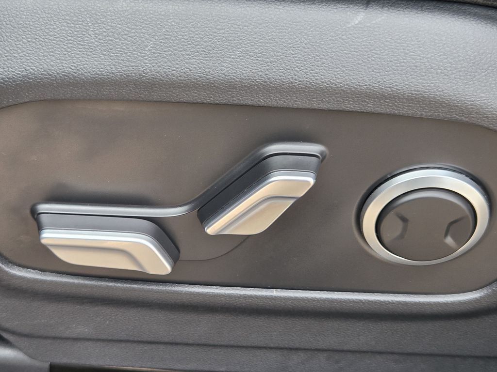 Used 2025 Shimmering Silver Pearl Hyundai SEL image 27