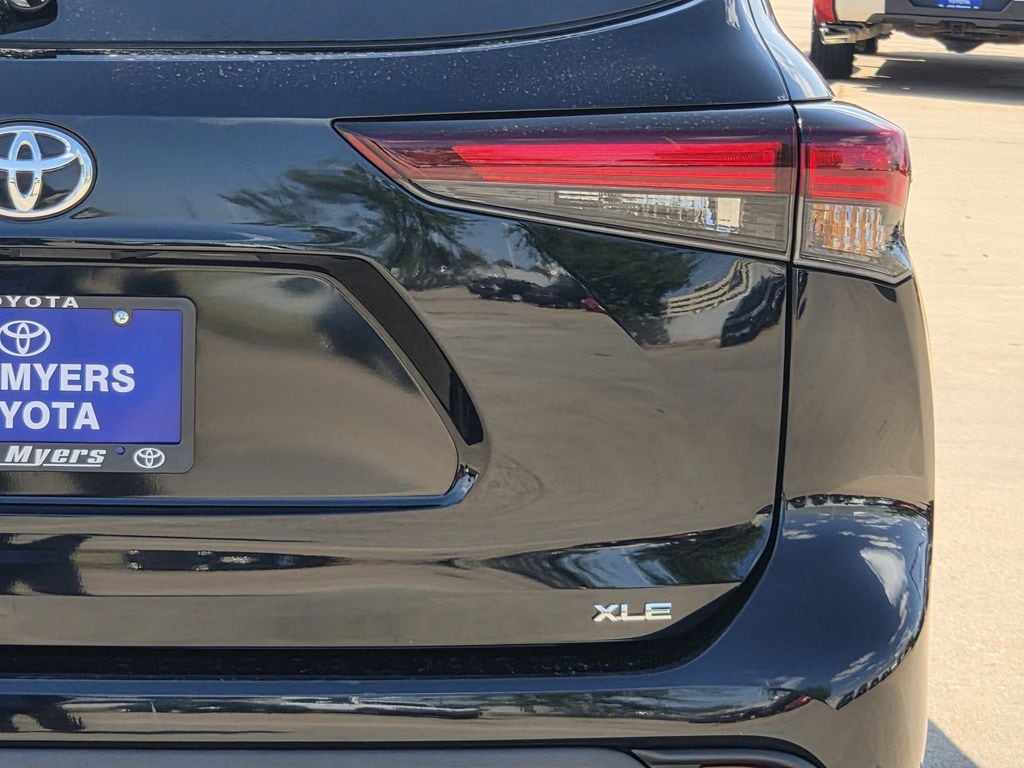 Used 2025 Midnight Black Metallic Toyota XLE image 9