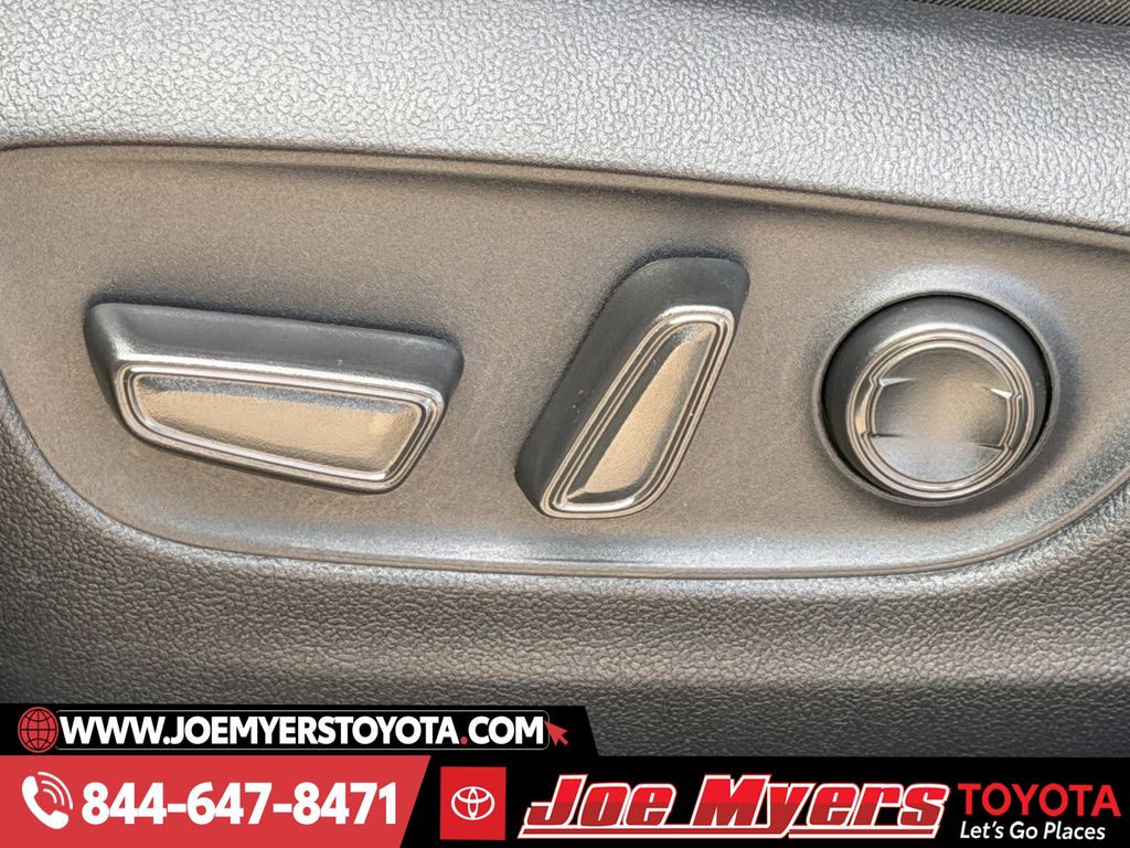 Used 2025 Silver Sky Metallic Toyota XLE image 28