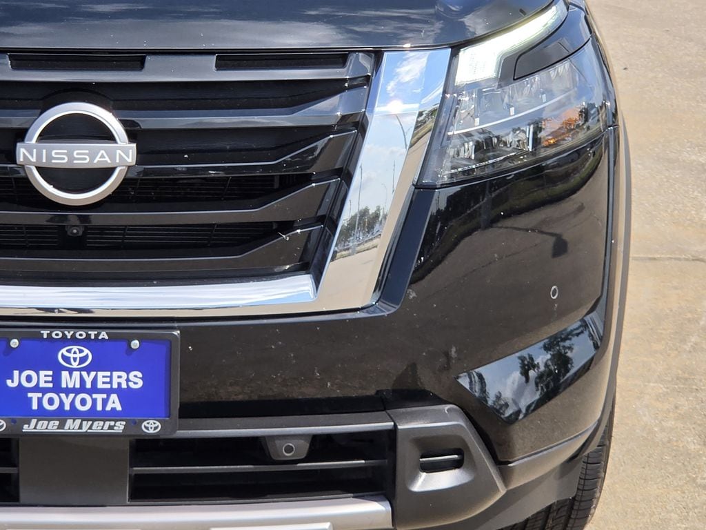 Used 2025 Super Black Nissan SL image 4