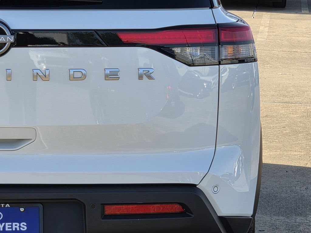 Used 2025 Glacier White Nissan SV image 9