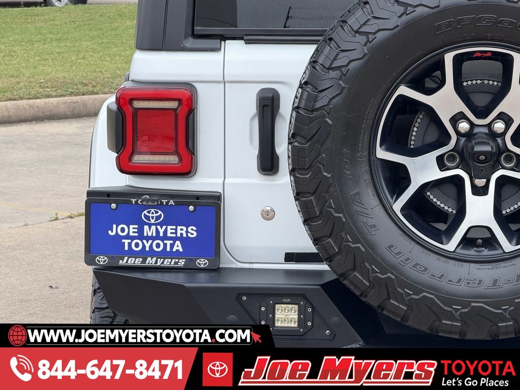 Used 2018 Bright White Clearcoat Jeep Unlimited Sahara image 10