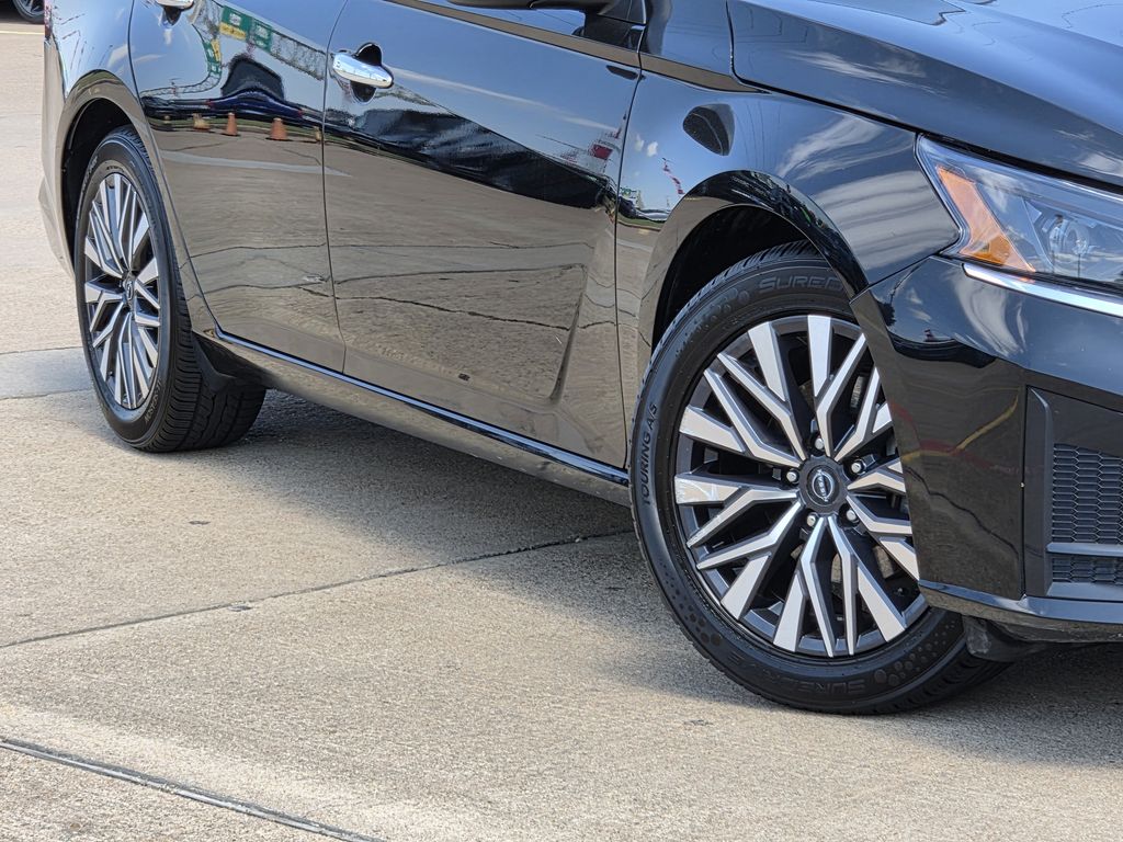 Used 2025 Super Black Clearcoat Nissan 2.5 SV image 11