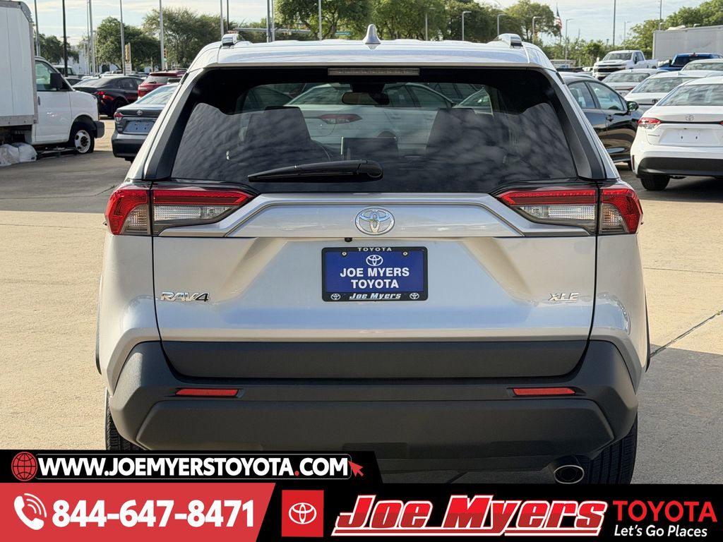 Used 2025 Silver Sky Metallic Toyota XLE image 8