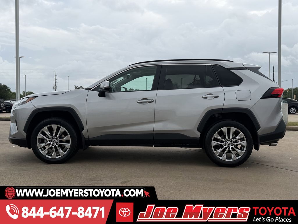 Used 2022 Silver Sky Metallic Toyota XLE Premium image 6