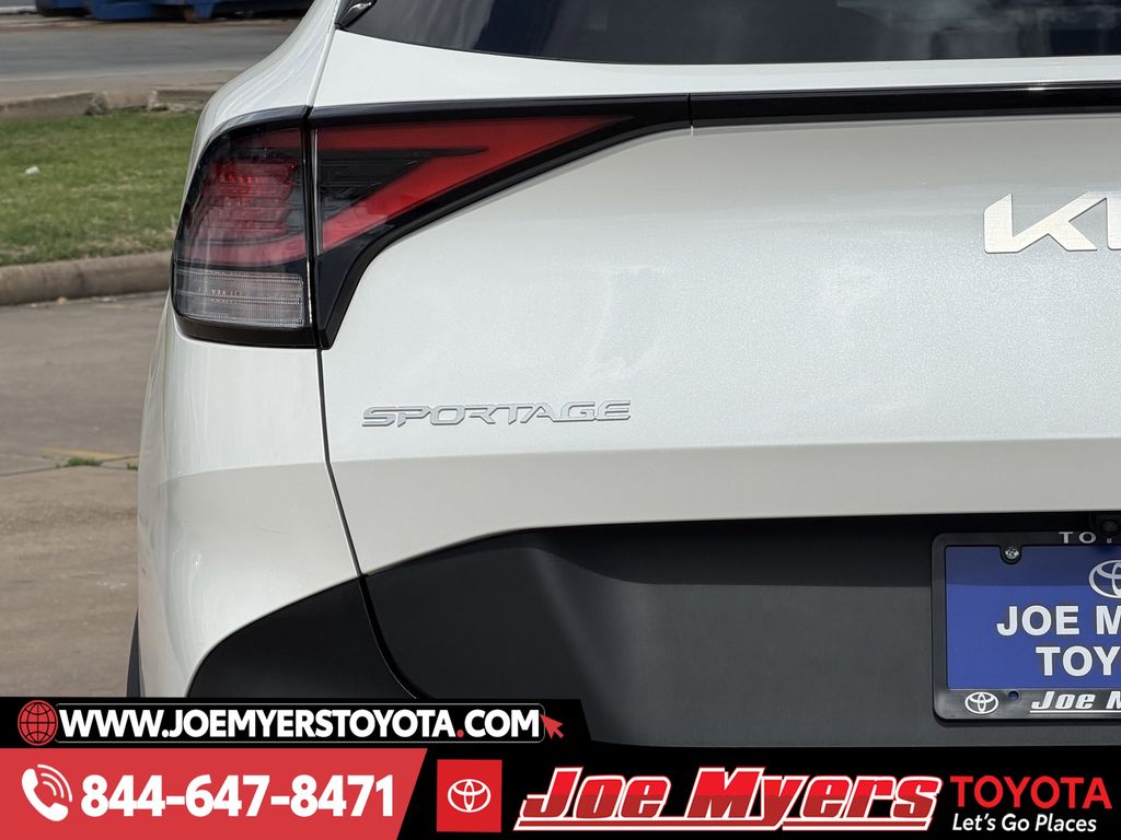 Used 2025 Snow White Pearl Kia LX image 10