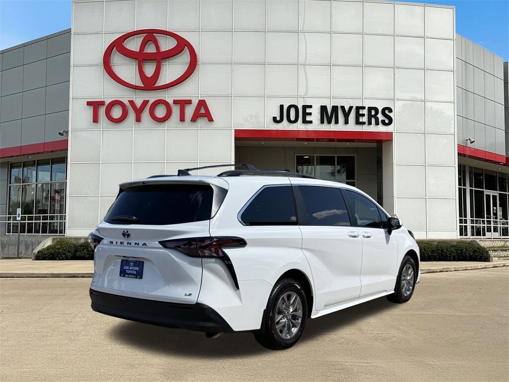 2025 Toyota Sienna LE photo 4