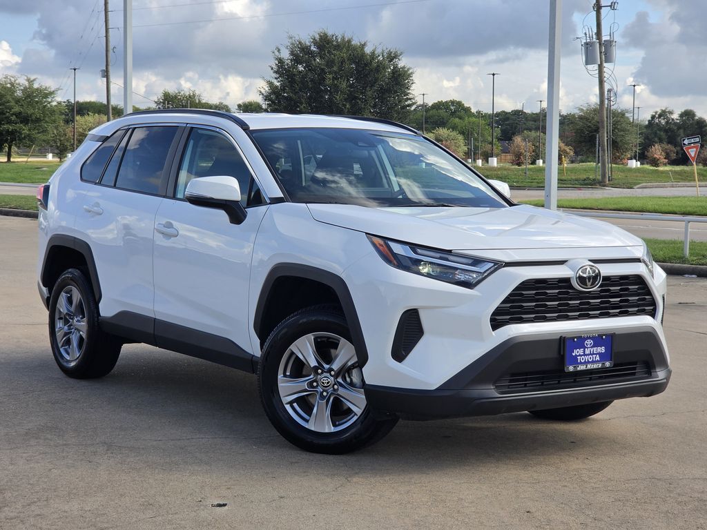 Used 2025 Ice Toyota XLE image 2