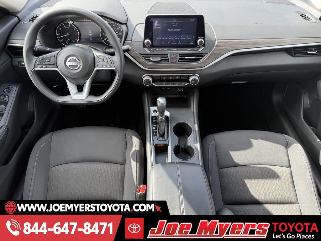 Used 2025 Glacier White Nissan 2.5 SV image 12
