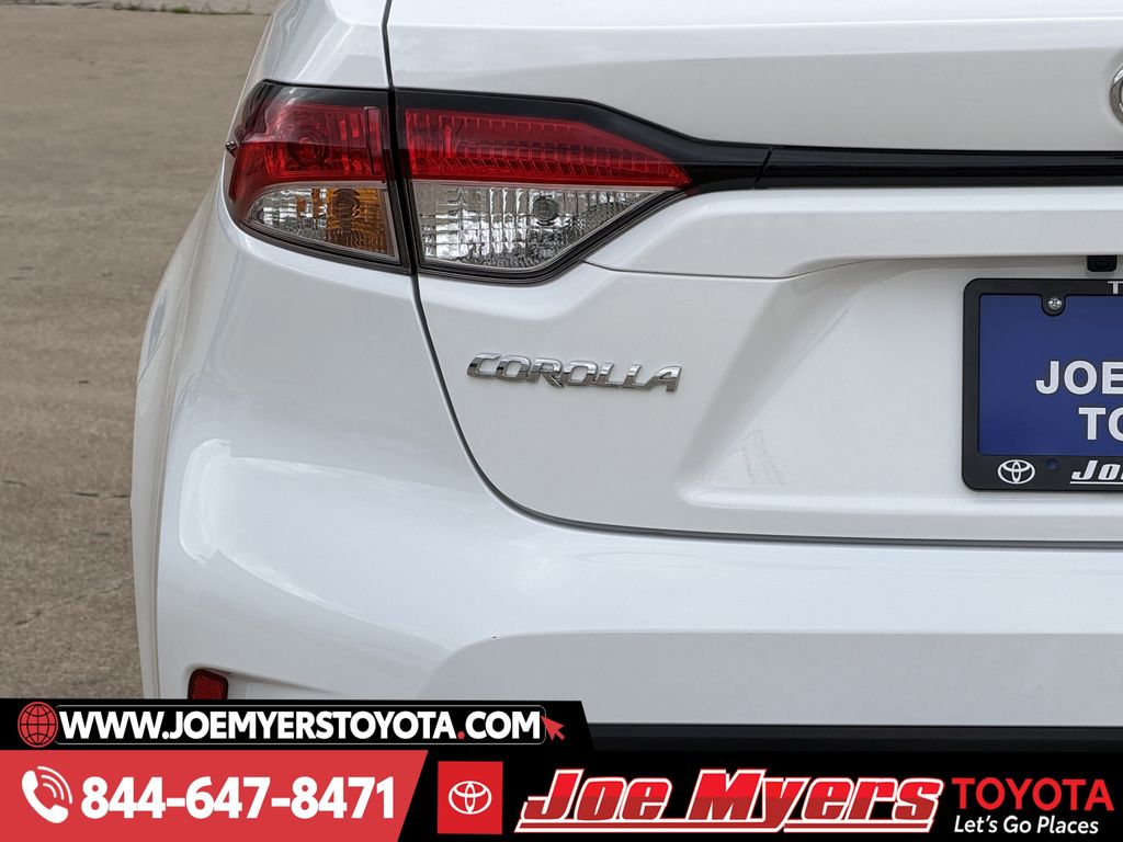 Used 2025 Ice Cap Toyota LE image 10