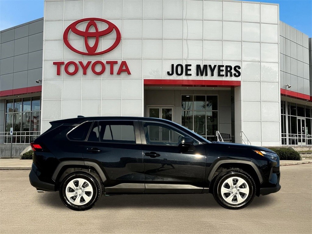 2025 Toyota RAV4 LE photo 3