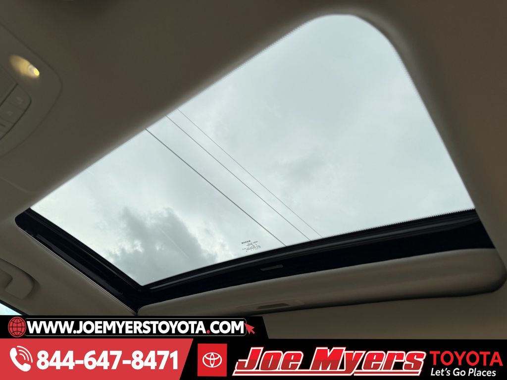 Used 2016 Cayenne Red Nissan 2.5 SL image 29