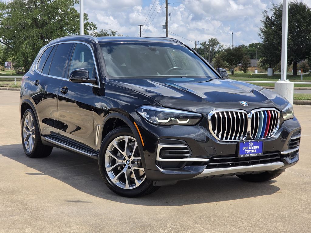 Used 2023 Black Sapphire Metallic BMW sDrive40i image 2