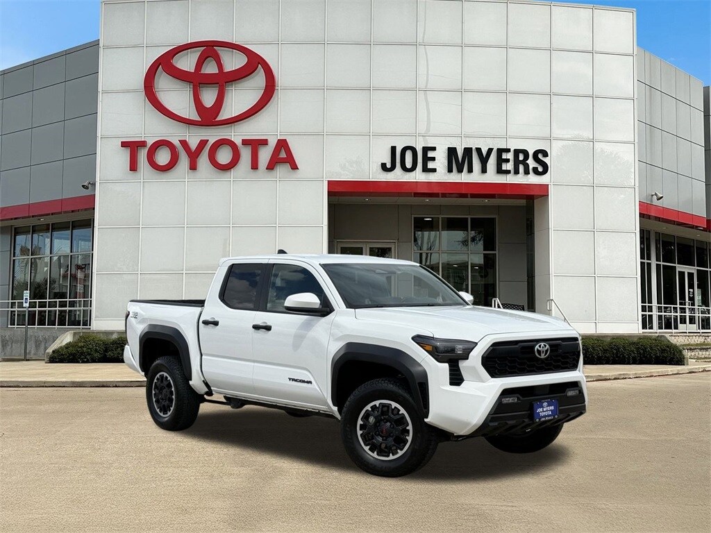 2024 Toyota Tacoma TRD Off-Road photo 2