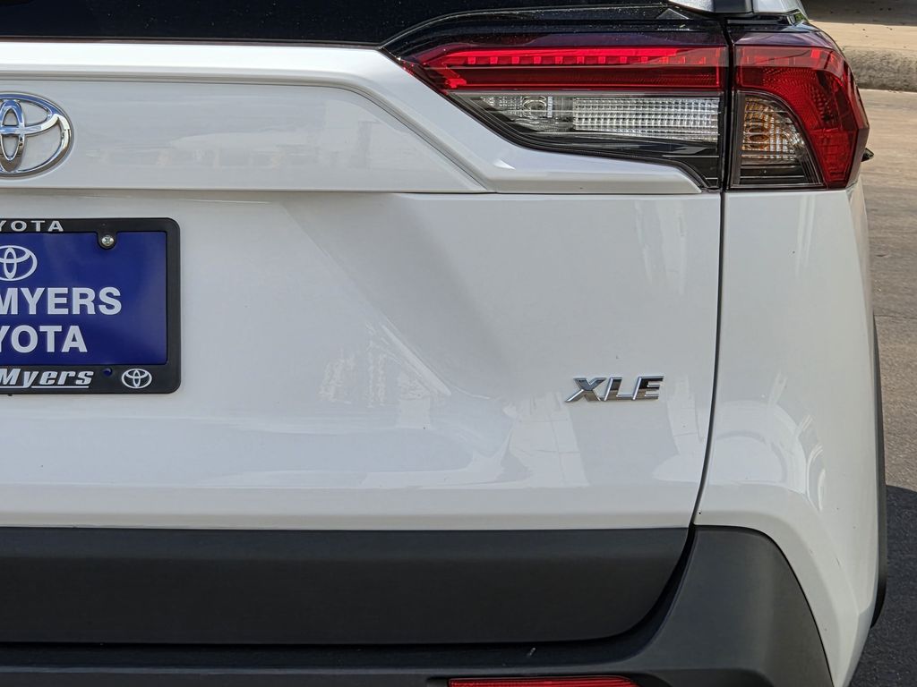 Used 2025 Ice Toyota XLE image 9