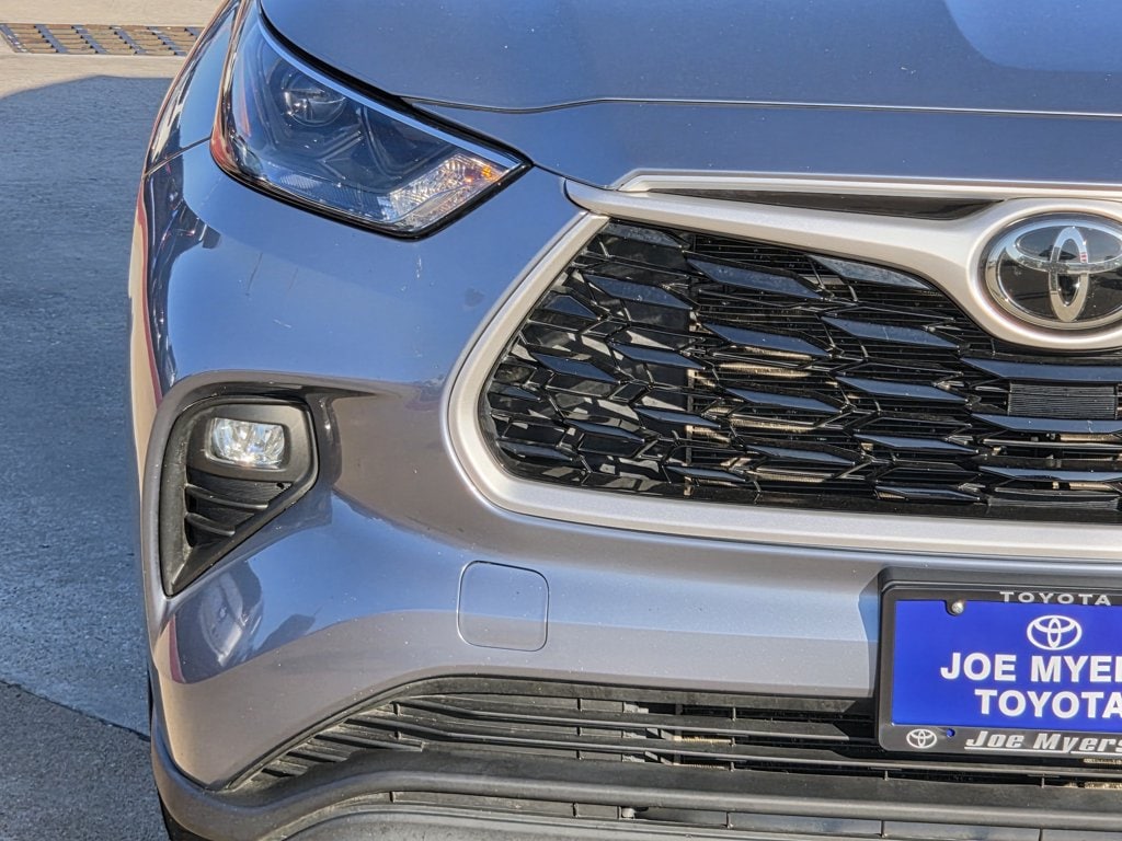 Used 2022 Moon Dust Toyota XLE image 5