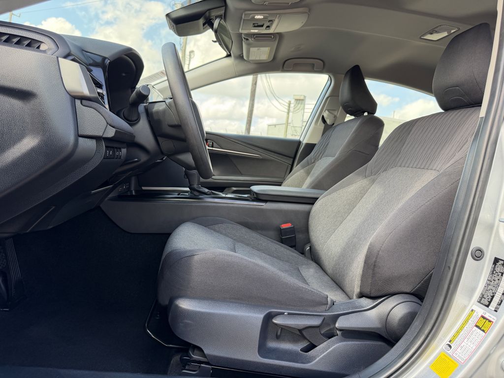 2025 Toyota Camry LE - Photo 27
