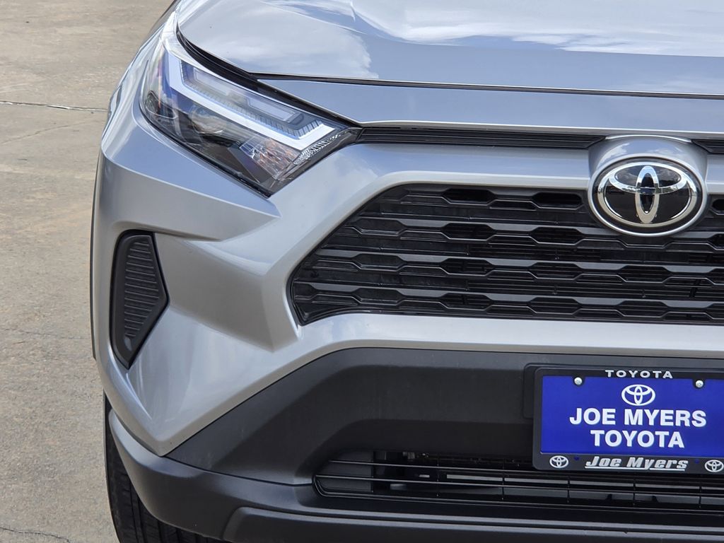 Used 2025 Silver Sky Metallic Toyota XLE image 5