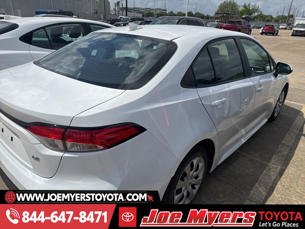 Used 2025 White Toyota LE image 5