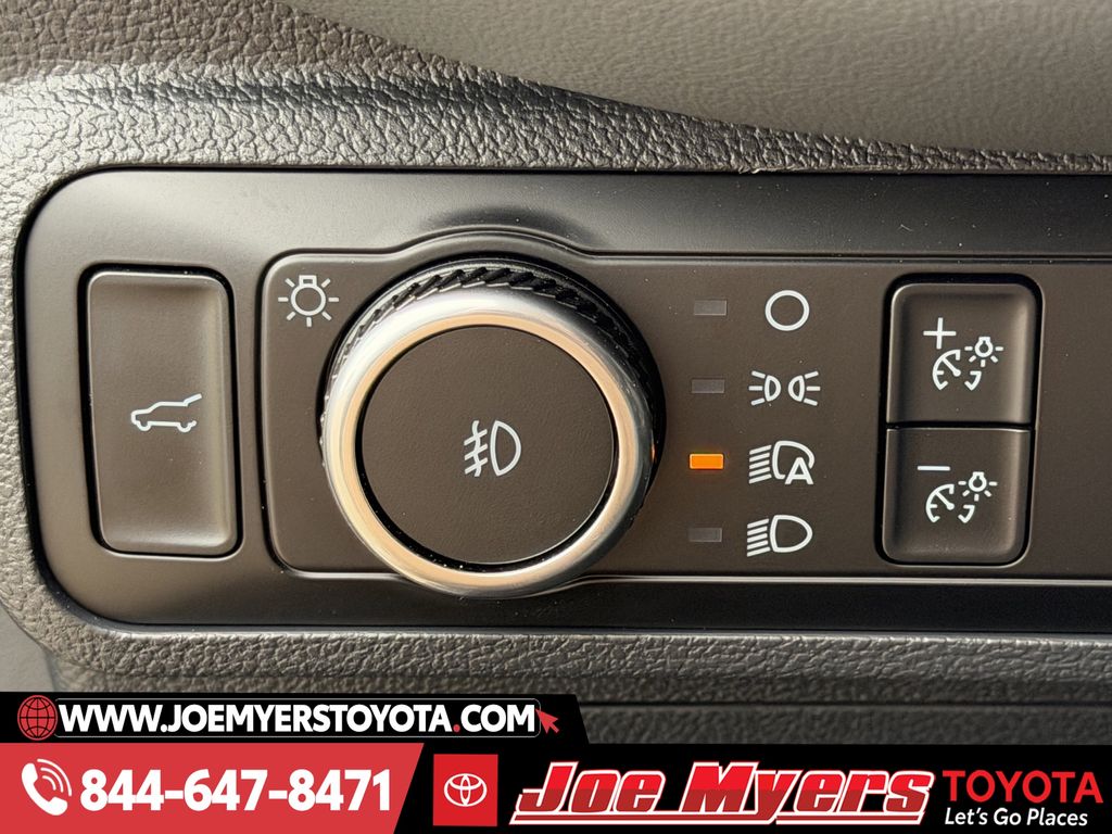 Used 2025 Vapor Blue Metallic Ford Active image 25