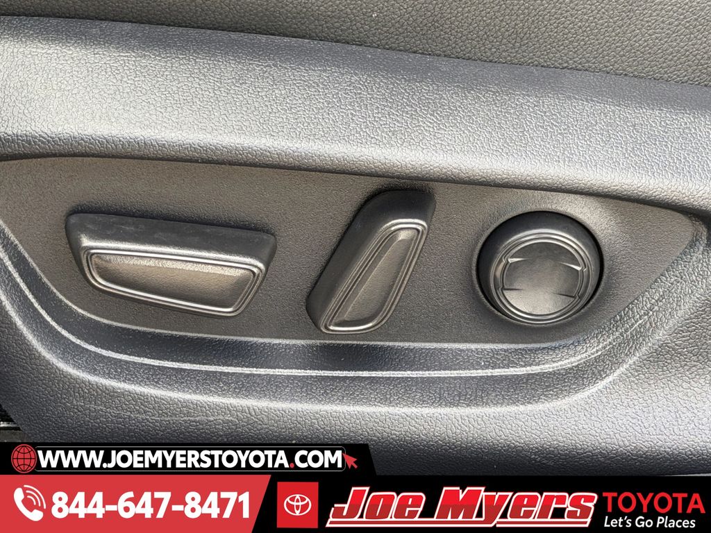 Used 2025 Ice Cap Toyota SE image 28