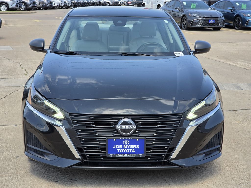 Used 2025 Super Black Clearcoat Nissan 2.5 SV image 3