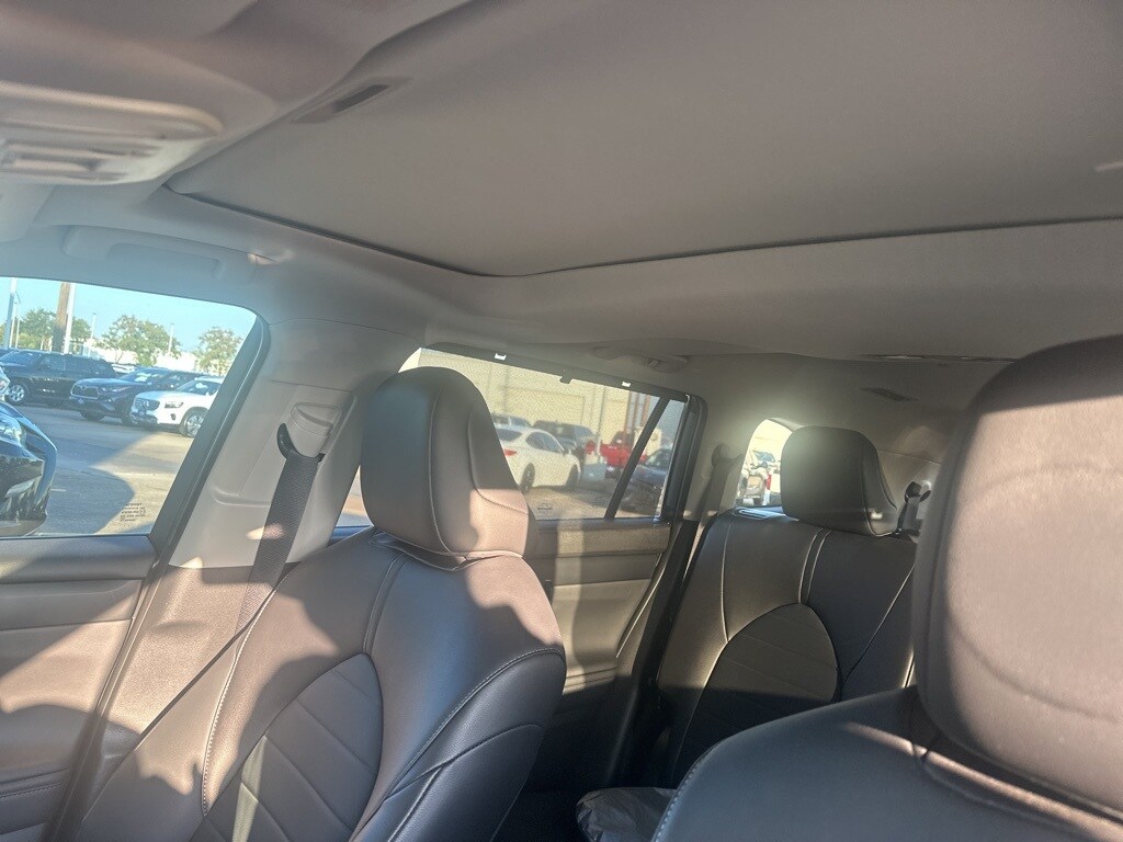2024 Toyota Highlander XLE photo 2