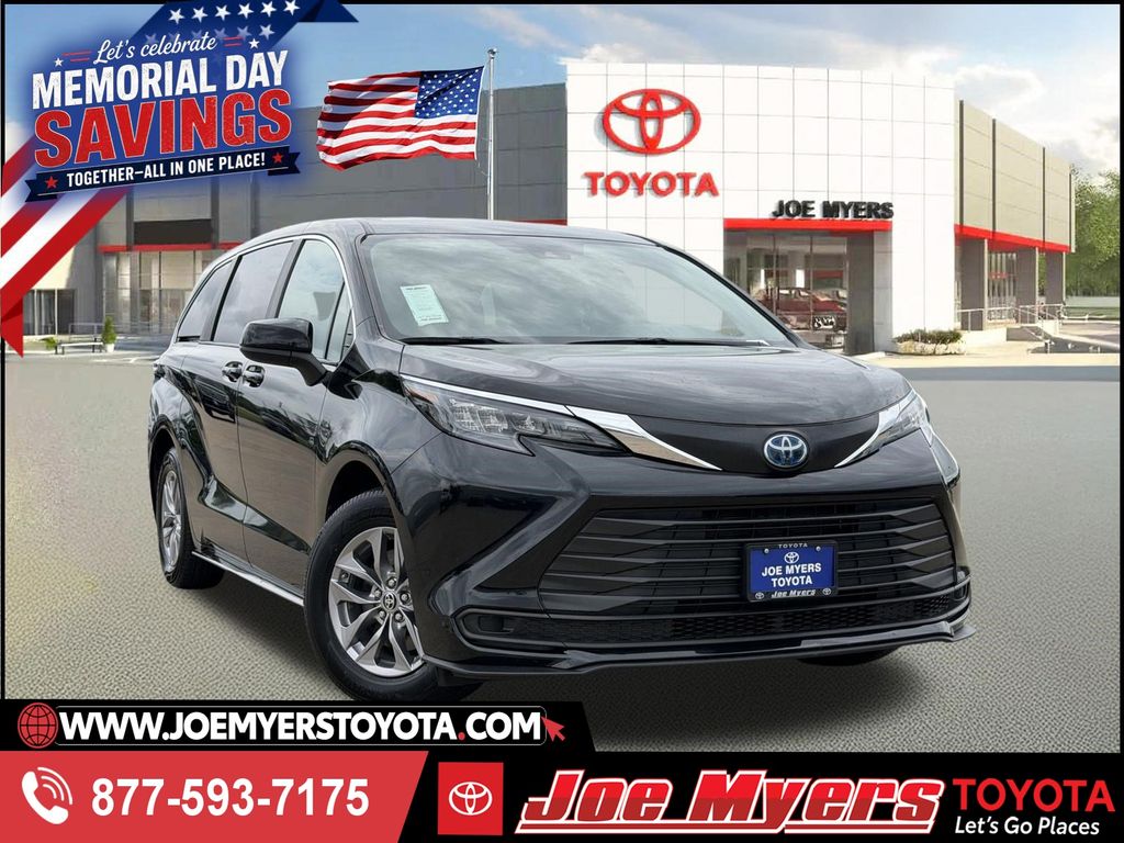 2025 Toyota Sienna LE 8-Passenger Hybrid FWD's photo