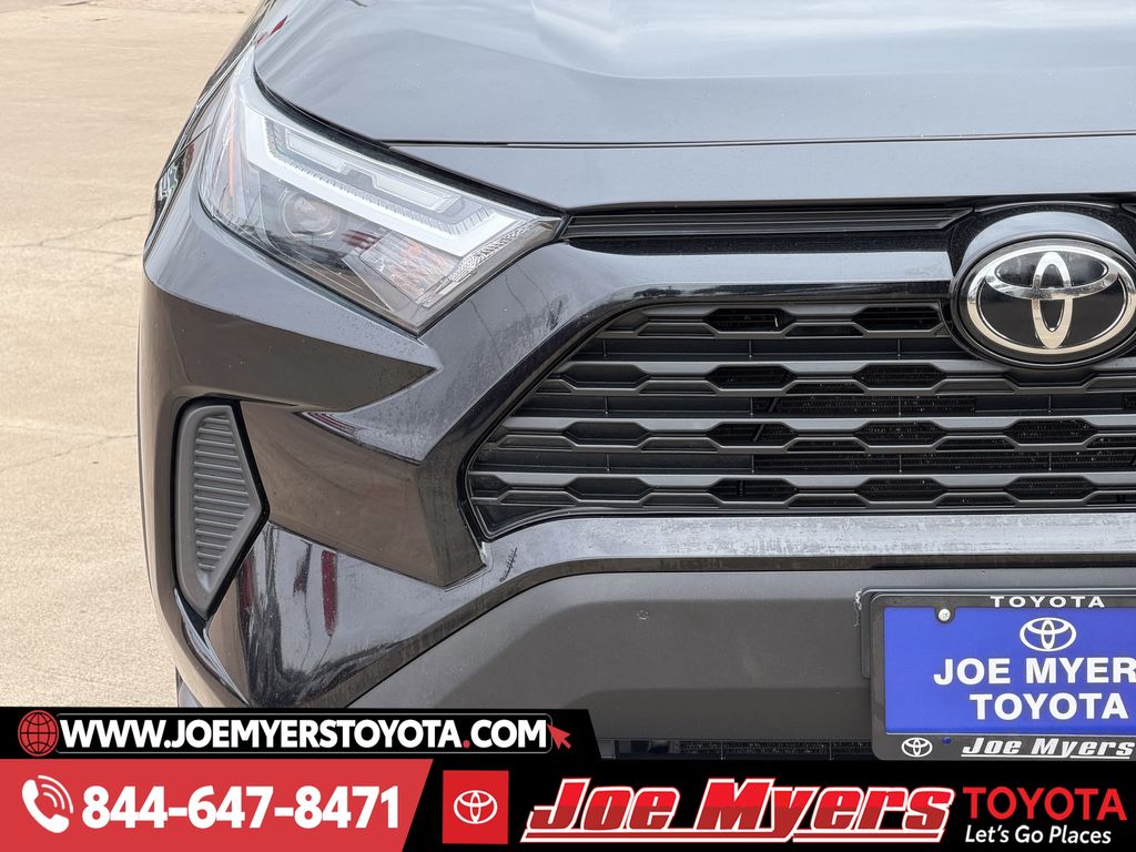 Used 2022 Midnight Black Metallic Toyota XLE image 5