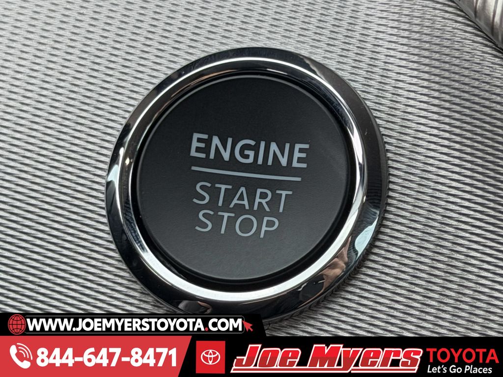 Used 2025 Vapor Blue Metallic Ford Active image 22