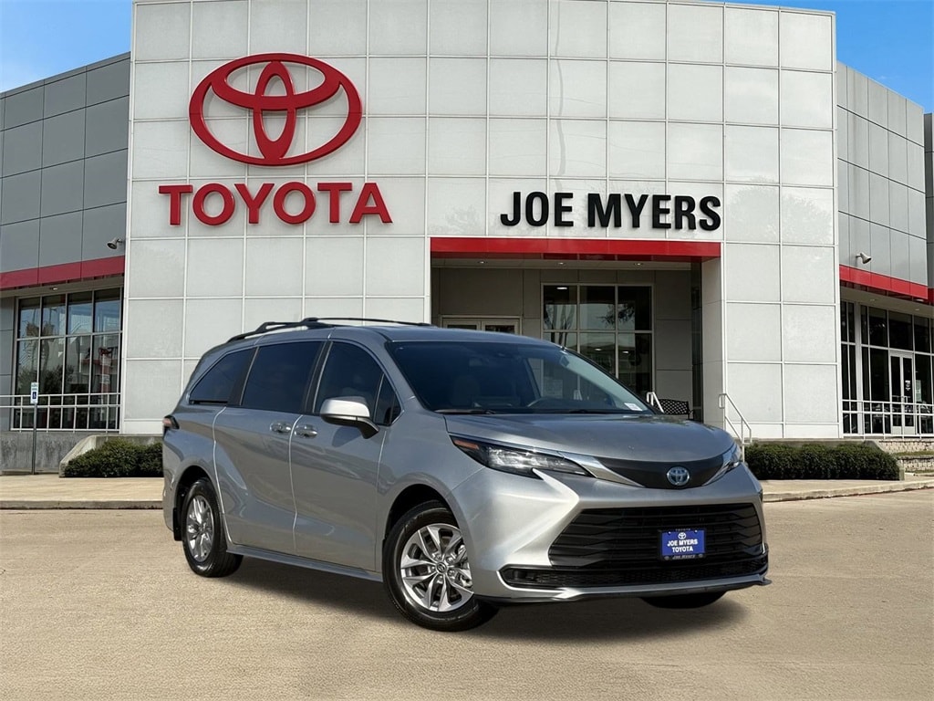 Used 2025 Toyota Sienna LE Minivan/Van
