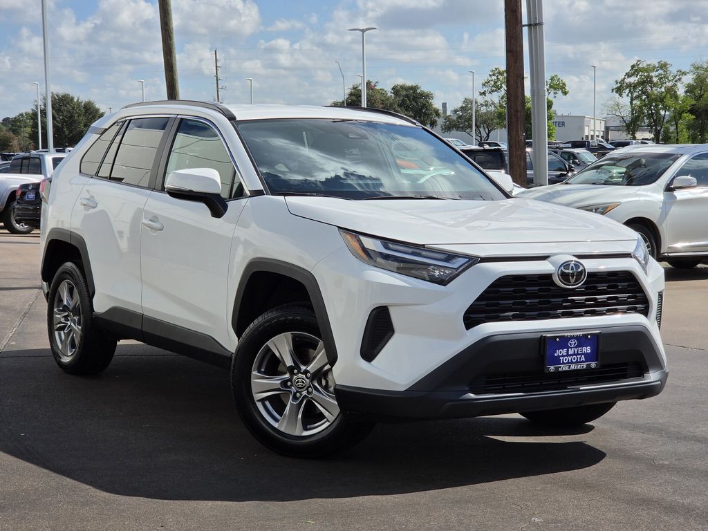 Used 2025 Ice Toyota XLE image 2
