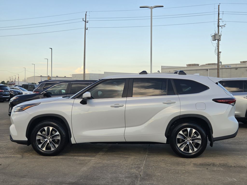 Used 2026 Pearl Toyota XLE image 6