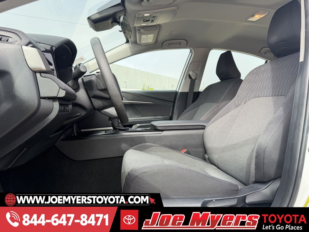 Used 2025 Ice Cap Toyota LE image 27
