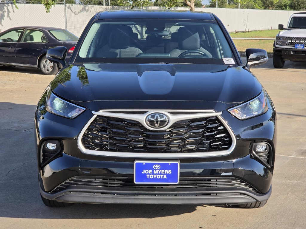 Used 2025 Midnight Black Metallic Toyota LE image 3