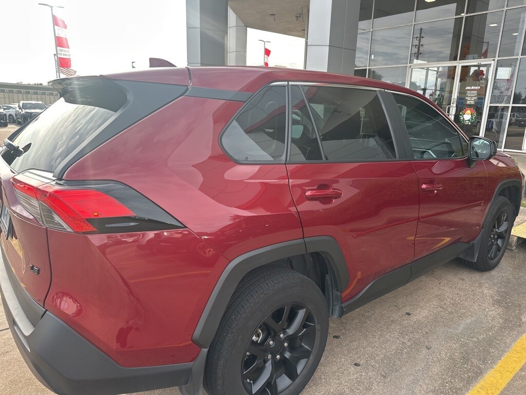 2024 Toyota RAV4 LE photo 4