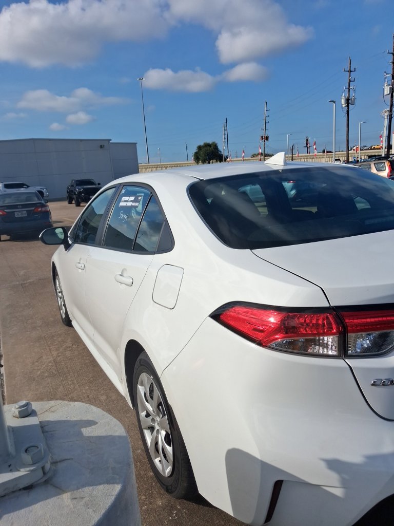 Used 2025 Ice Toyota LE image 4