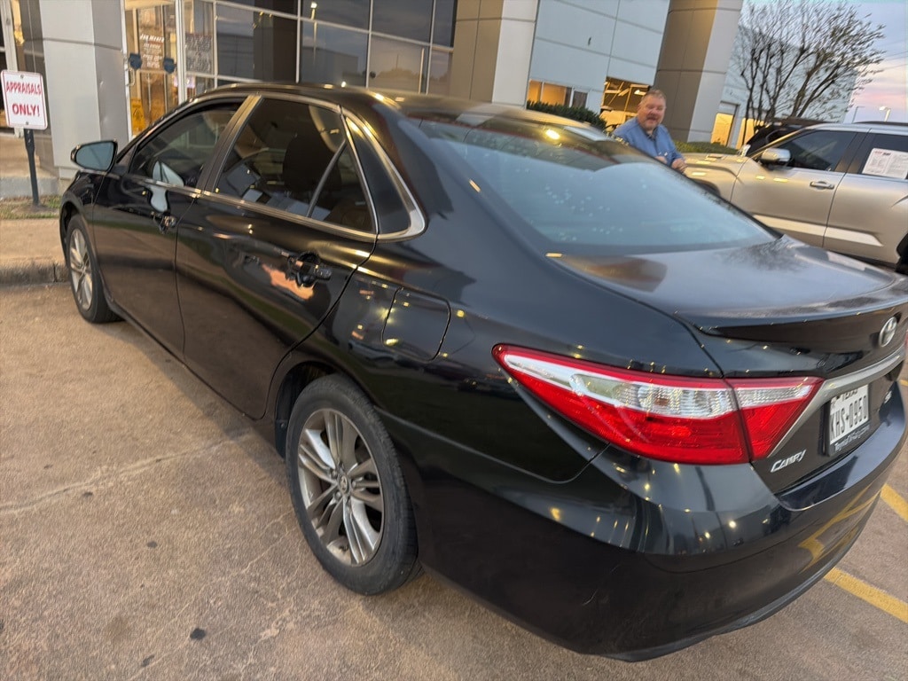 Used 2016 Toyota Camry SE Sedan