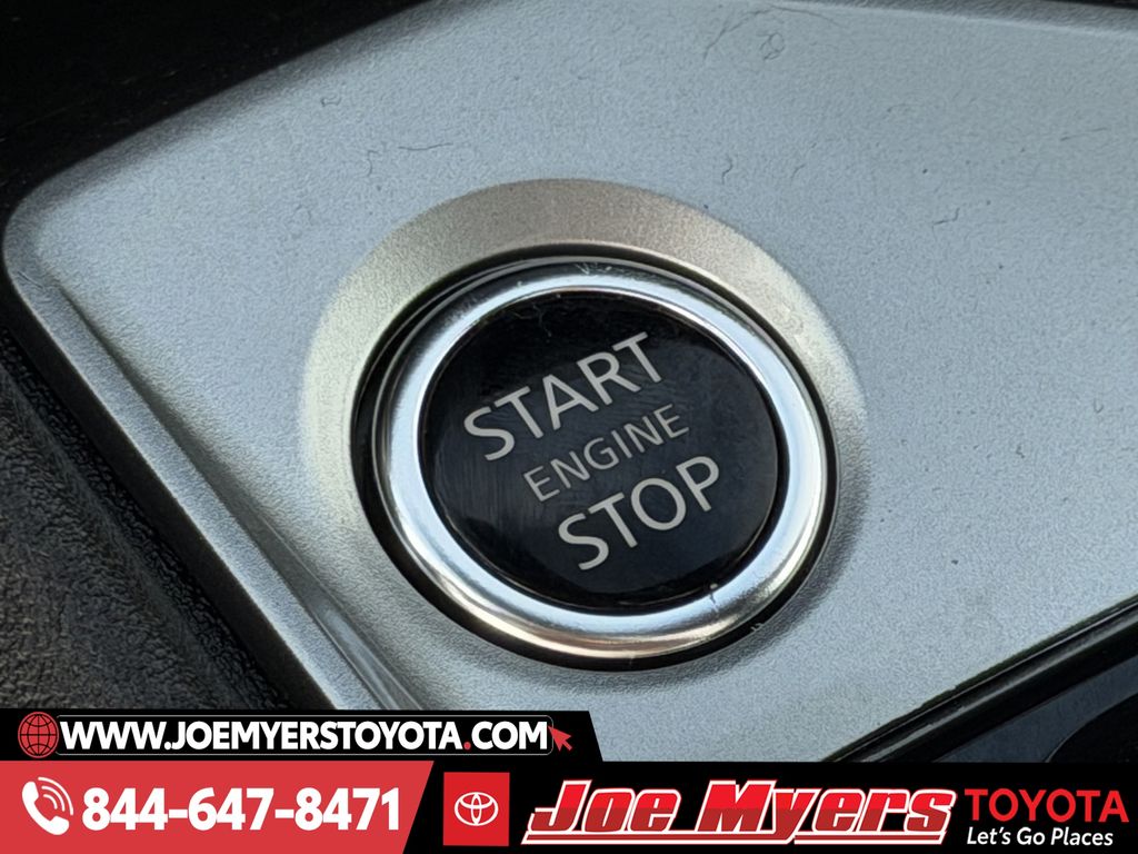 Used 2025 Glacier White Nissan 2.5 SV image 21