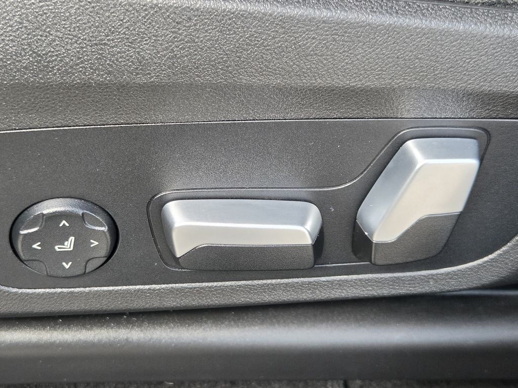 Used 2024 Dark Graphite Metallic BMW xDrive30i image 27