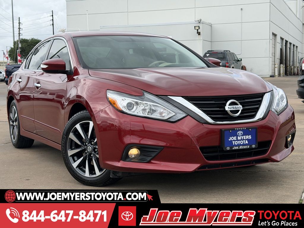 Used 2016 Cayenne Red Nissan 2.5 SL image 2