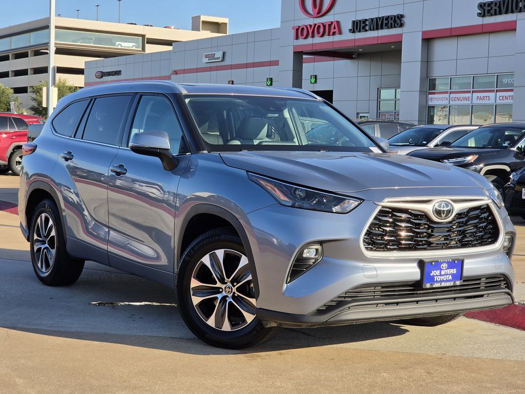 Used 2022 Moon Dust Toyota XLE image 2