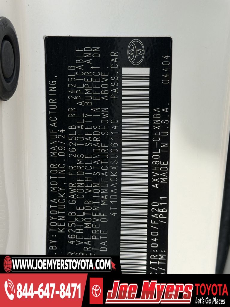 Used 2025 Ice Cap Toyota LE image 32