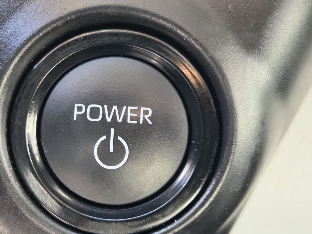 Used 2025 Pearl Toyota XLE image 22
