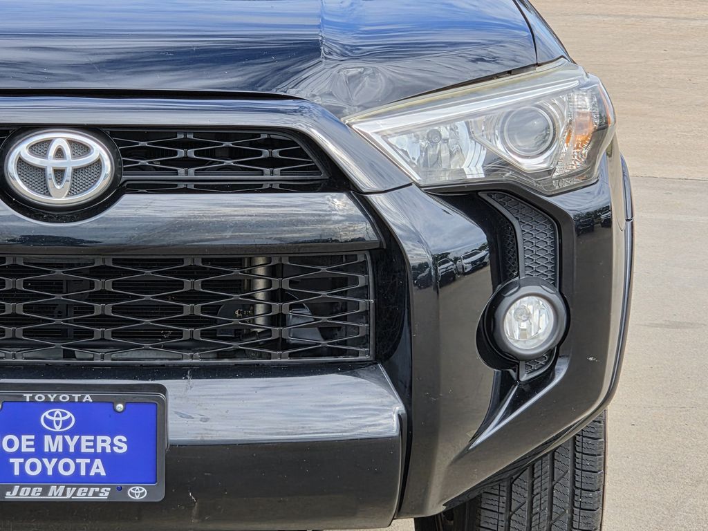 Used 2016 Midnight Black Metallic Toyota SR5 Premium image 4