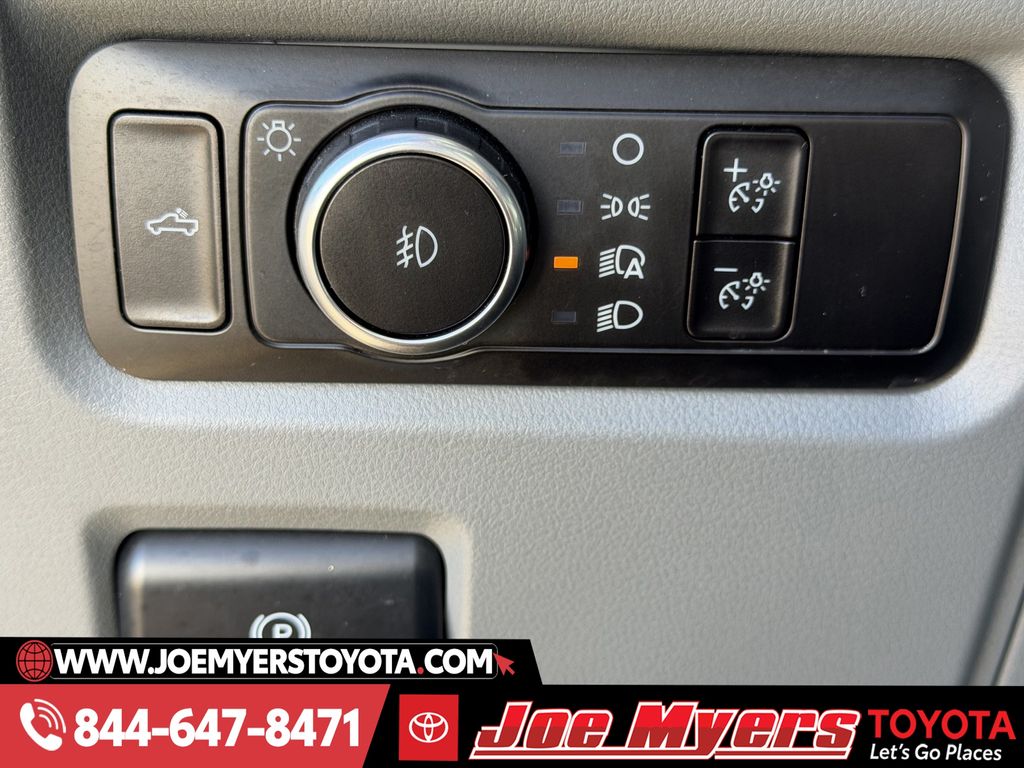 Used 2023 Oxford White Ford XLT image 25