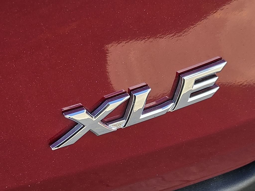 Used 2025 Pearl Toyota XLE image 11